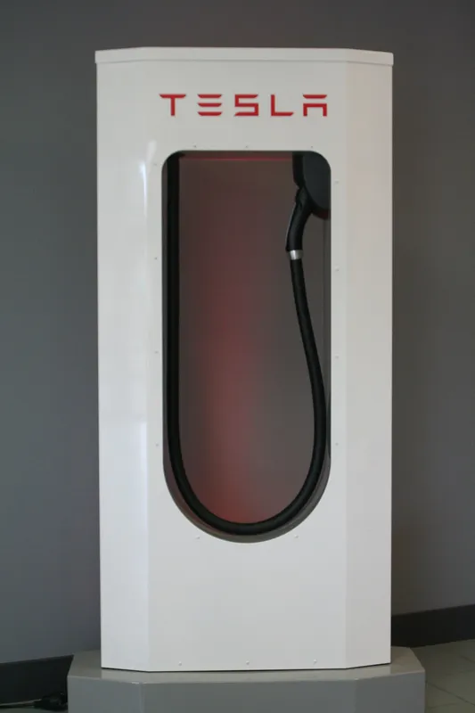 Une Tesla à un Superchargeur